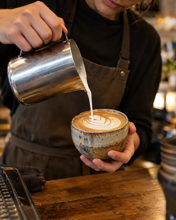 Latte Art wird gegossen