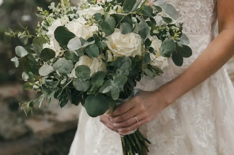Brautstrauß aus weißen Rosen